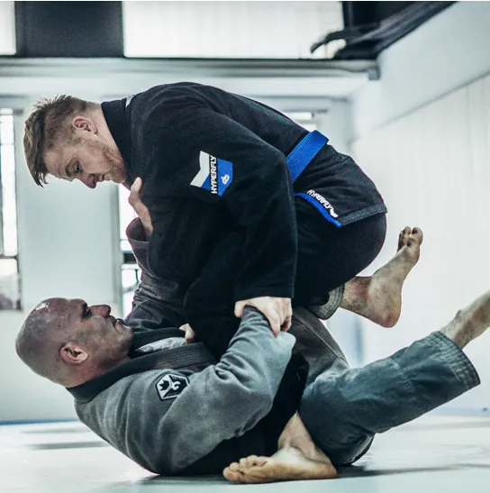 Blue belt working guard in a gi